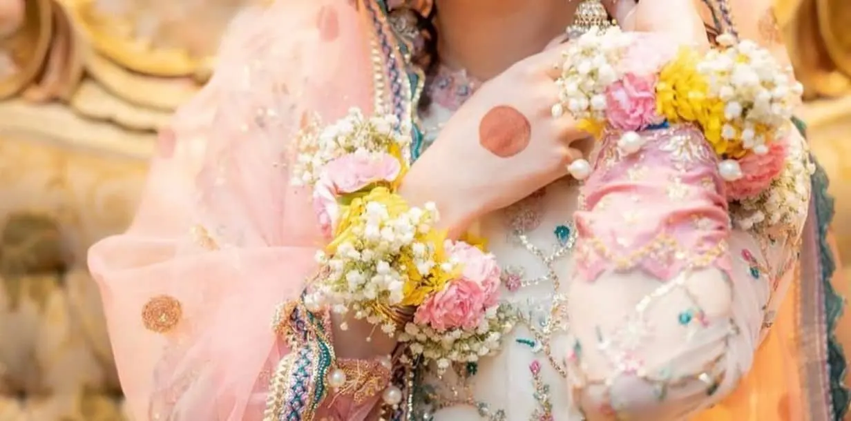 Intricate fresh flower teeka and jewelry set for Pakistani Indian bride with jasmine and rose details